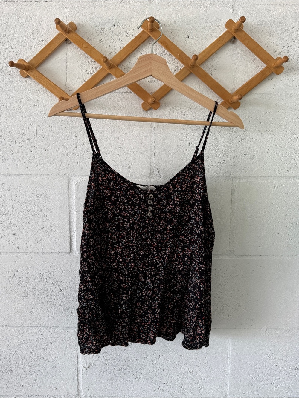 Y2K style Floral Button-Front Spaghetti Strap Tank Top - Black